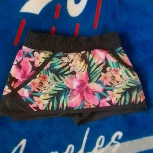 Girls SMALL skort, adult was wearing it. It IS for kids. Do not wear anymore.